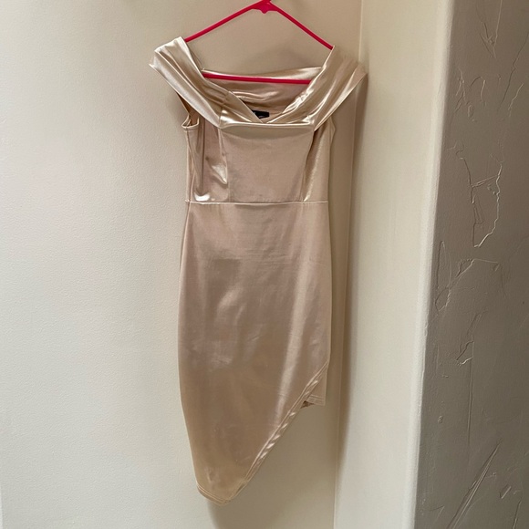 Lulus Dresses & Skirts - Lulu’s champagne colored midi dress size Small